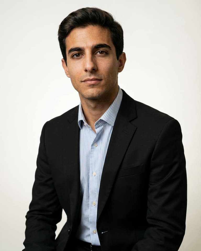 LinkedIn Headshot Guide: Profile Photo Tips, Crop, and Background Ideas hero image 1